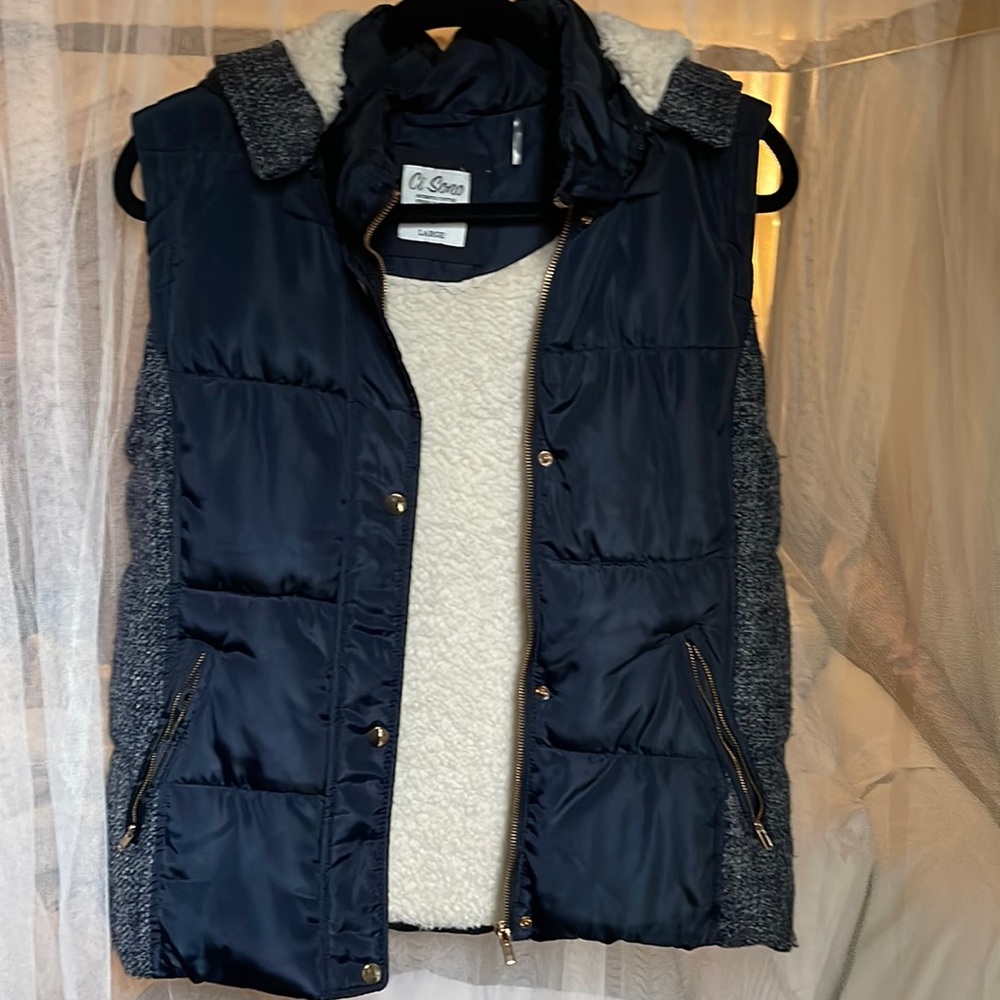 Sherpa interior navy and white puffer vest. Gold hardware. Size large. Ci Sono.